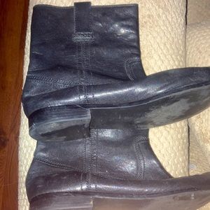 Women’s size 11 Frye black leather Anna short booties